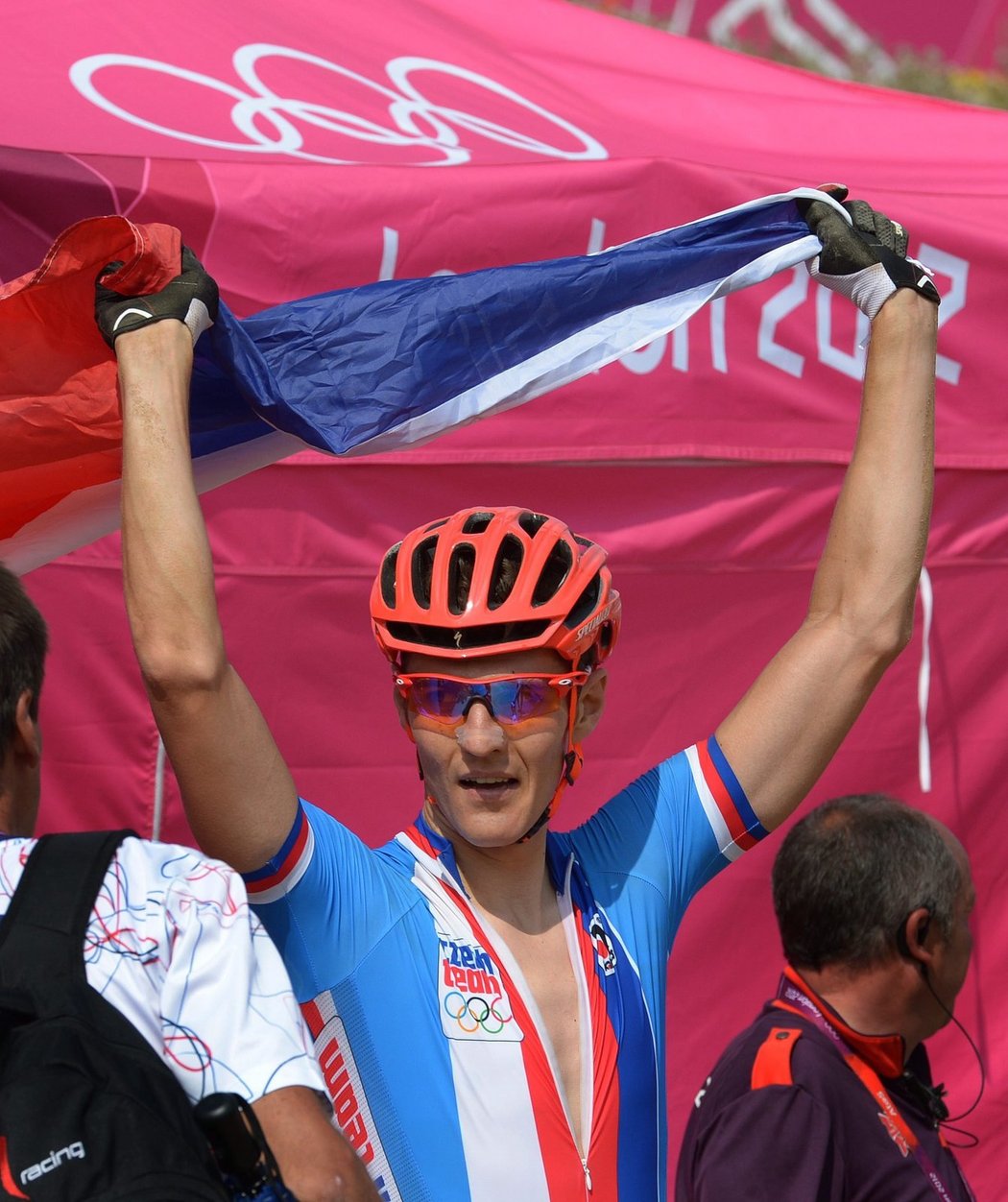 Olympijský vítěz slaví s českou vlajkou