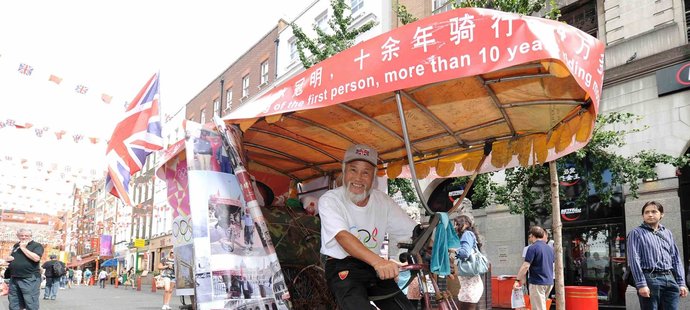 Pan Chen Guanming dojel na své rikše do Londýna až z Číny