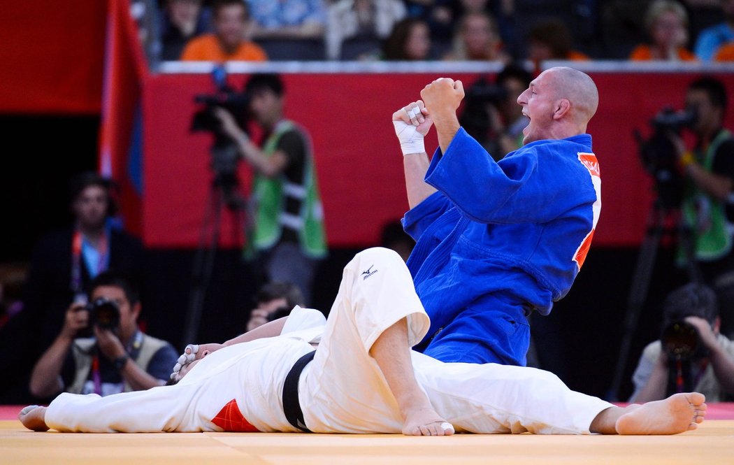 Lukáš Krpálek (v modrém) se raduje ze svého vítězství v osmifinále olympiády nad Japoncem Takamasou Anaiem