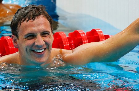 Ryan Lochte se raduje po zisku zlaté medaile na polohové čtyřstovce