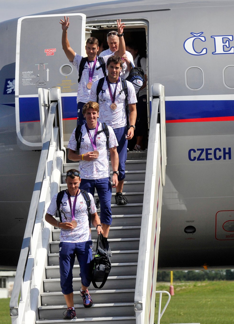 Posádka bronzového čtyřkajaku Daniel Havel, Lukáš Trefil, Josef Dostál a Jan Štěrba vystupuje na kbelském letišti