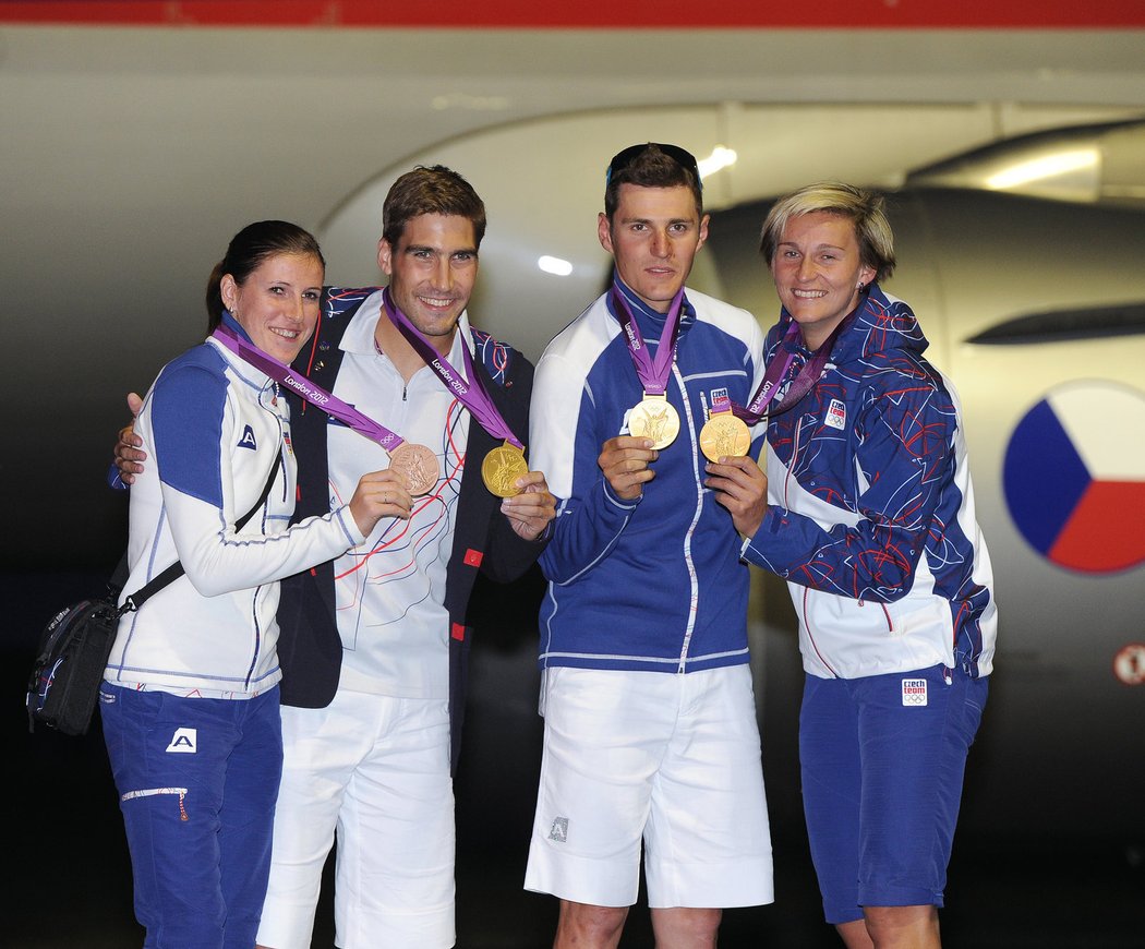 Bronzová Zuzana Hejnová a zlatí medailisté David Svoboda, Jaroslav Kulhavý a Barbora Špotáková po příletu z Londýna do Prahy