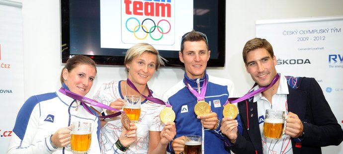 Čeští medailisté po příletu z Londýna. Zuzana Hejnová (zleva), Barbora Špotáková, Jaroslav Kulhavý a David Svoboda.