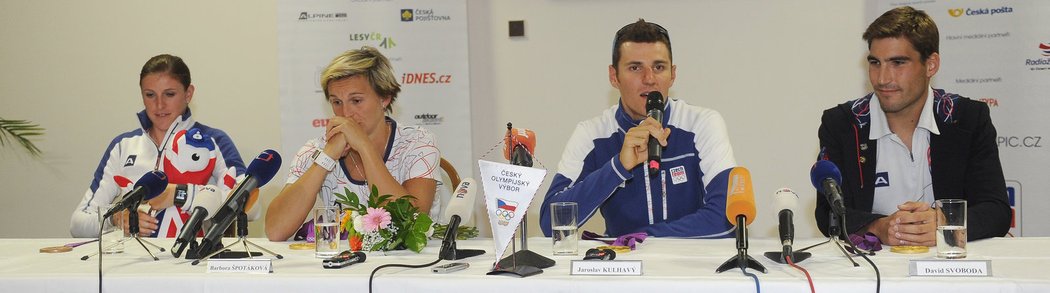 Zuzana Hejnová, Barbora Špotáková, Jaroslav Kulhavý a David Svoboda na tiskové konferenci po návratu z olympiády