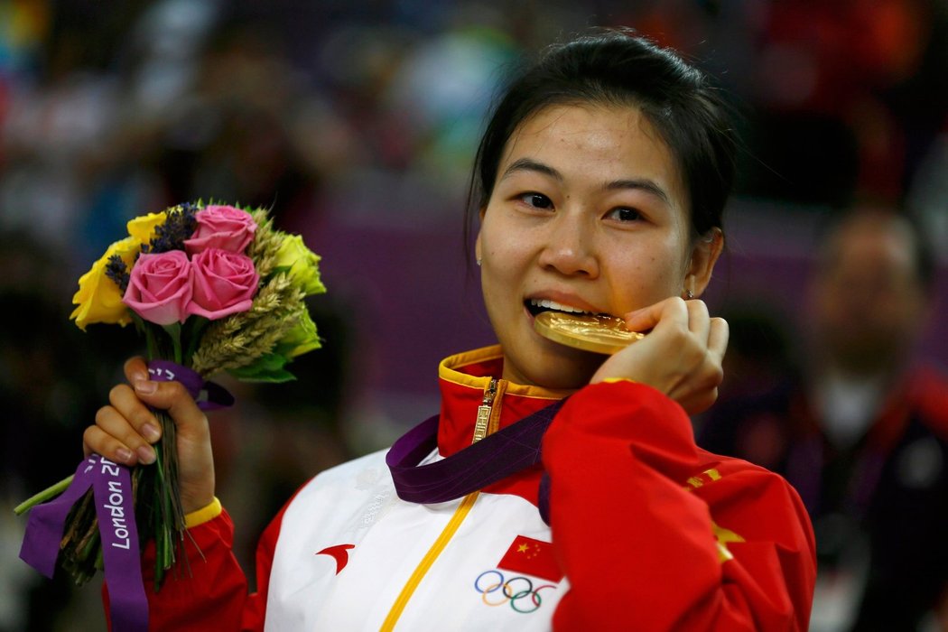 Do téhle medaile chtěla kousnout Kateřina Emmons - vůbec první zlato na olympiádě v Londýně nakonec vystřílela Číňanka I S&#39;-ling