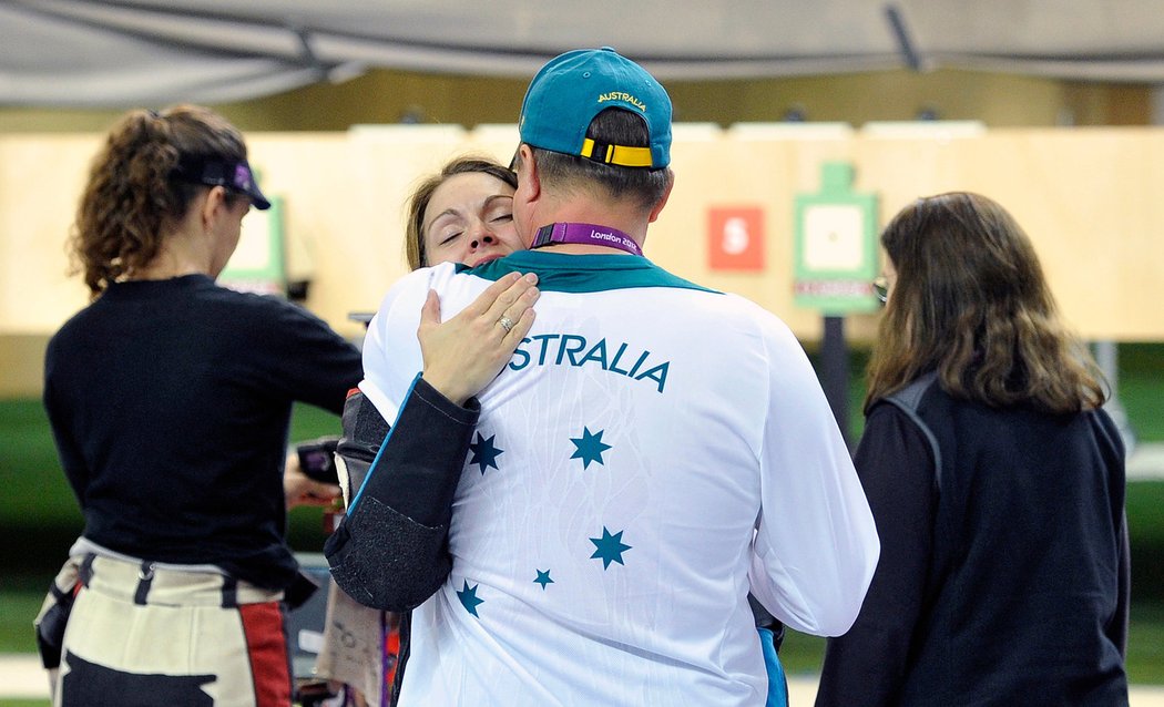 Kateřina Emmons se objímá se svým otcem Petrem Kůrkou - ten zároveň s ní trénuje i reprezentaci Austrálie