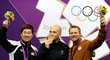 Stříbrný Korejec Kim Čong-hjon (vlevo), suverénní olympijský vítěze Niccolo Campriani a Matt Emmons, který posledním výstřelem místem stříbra bral bronz