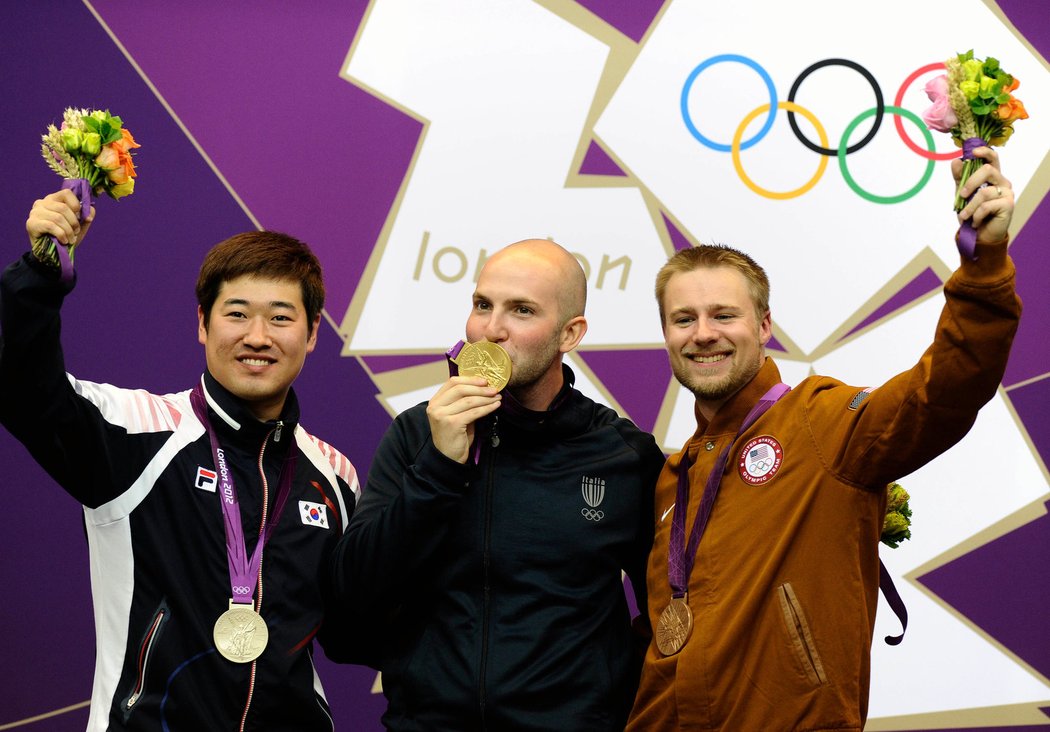 Stříbrný Korejec Kim Čong-hjon (vlevo), suverénní olympijský vítěze Niccolo Campriani a Matt Emmons, který posledním výstřelem místem stříbra bral bronz