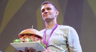 Skifař Synek dostal za stříbrnou medaili obří hamburger