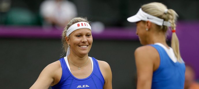 Lucie Hradecká (vlevo) s Andreou Hlaváčkovou postoupily do finále čtyřhry na grandslamovém US Open