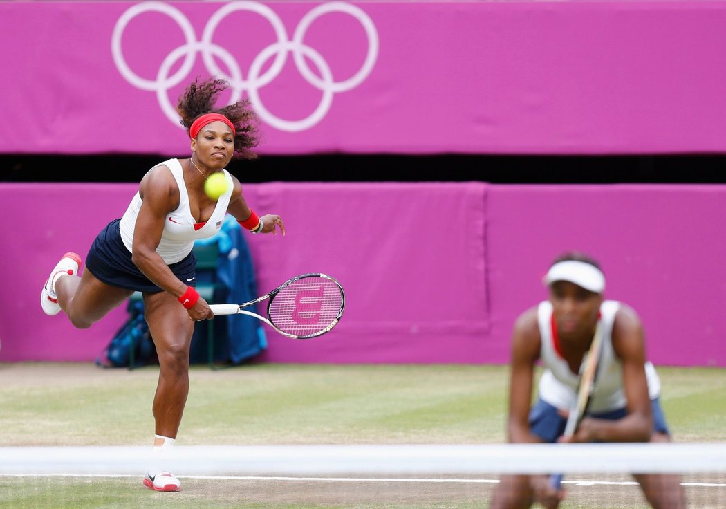 Serena Williamsová podává přes svou sestru Venus ve finále čtyřhry proti českému duu Hradecká - Hlaváčková