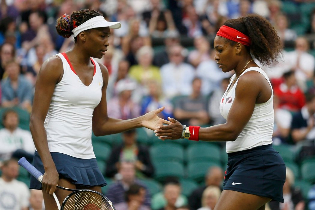 Venus Williamsová si plácá se svou sestrou Serenou ve finále olympijské čtyřhry
