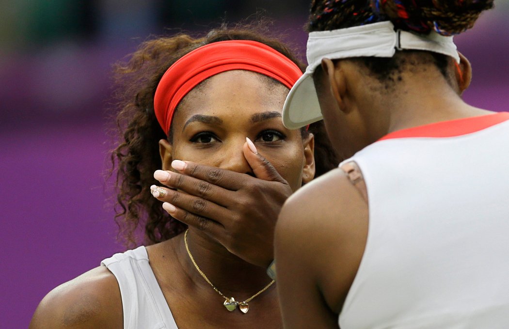 Serena Williamsová se domlouvá se svou sestrou Venus ve finále čtyřhry