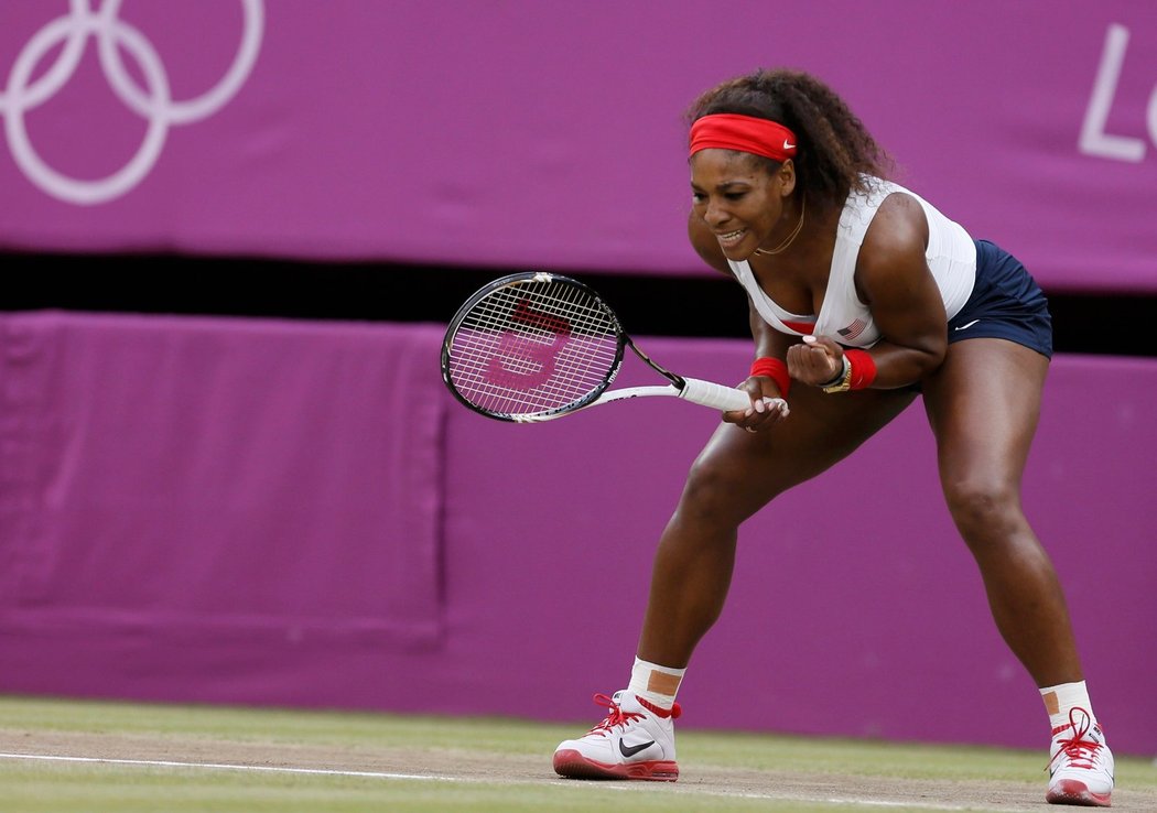 Serena Williamsová se raduje z úspěšného zásahu proti dvojici Hradecká, Hlaváčková