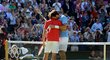 Argentinec del Potro gratuluje Rogeru Federerovi k vítězství v semifinálovém dramatu