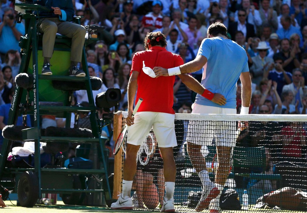 Roger Federer (vlevo) a Juan Martin del Potro po semifinálovém dramatu, které ve třetím setu skončilo 19:17 pro Švýcara