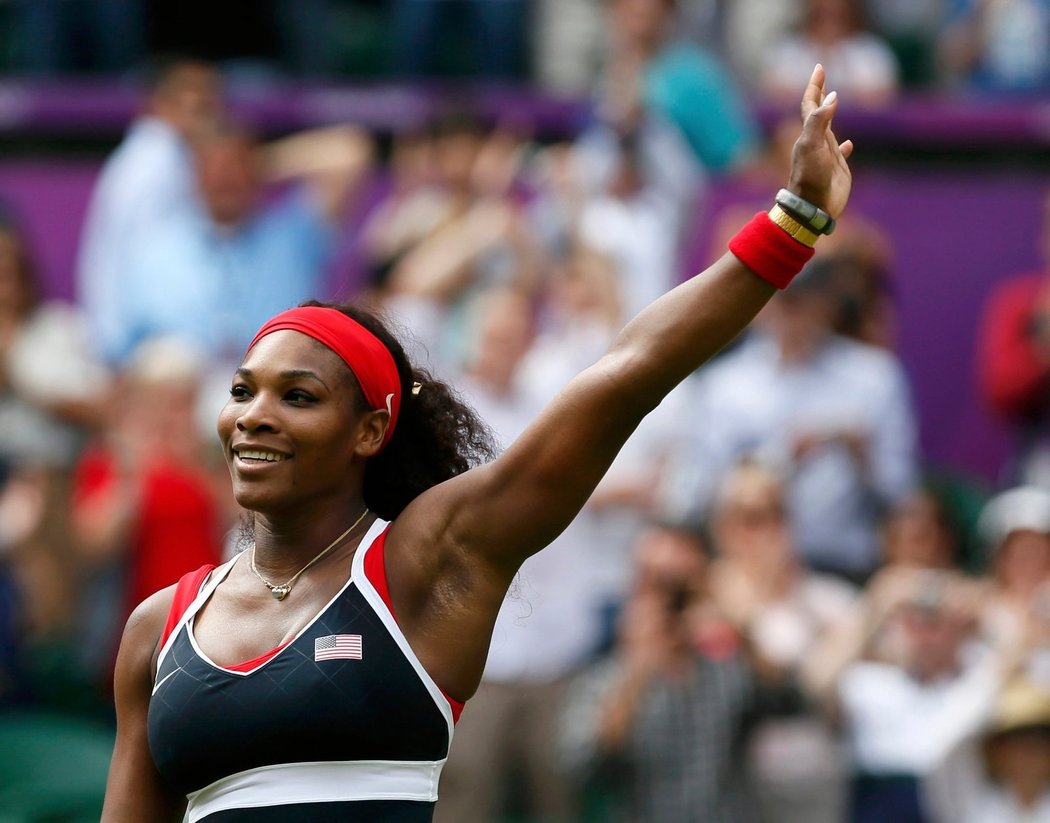 Serena Williamsová se raduje z vítězství nad Jelenou Jankovičovou v prvním kole olympijského turnaje