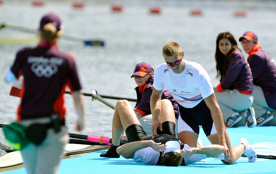 Kamarádské gesto - Ondřej Synek gratuluje ke zlatu svému přemožiteli Mahe Drysdalemu