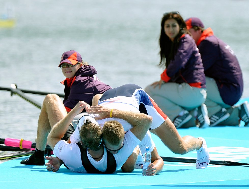 Ondřej Synek objímá olympiského vítěze Drysdala