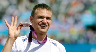 Ondřej Synek se chlubí svojí stříbrnou medailí z olympijského závodu