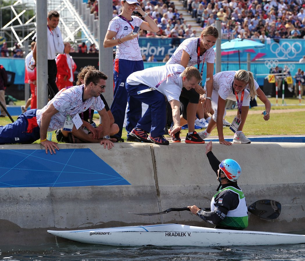 Vavřinec Hradilek přijímá gratulace od dalších českých sportovců