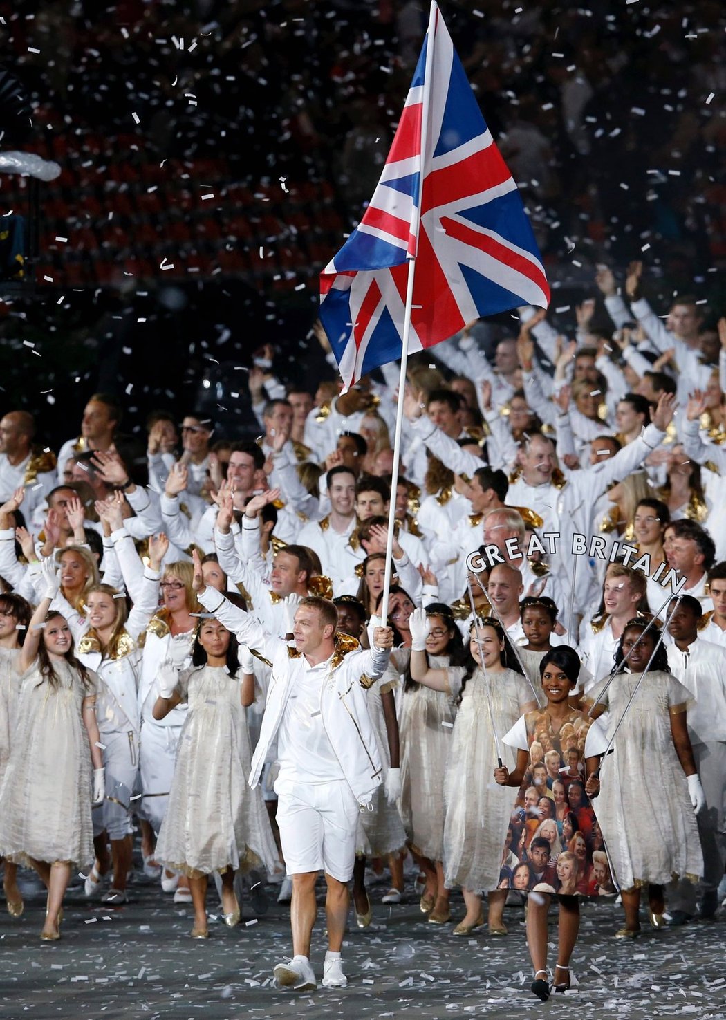 Dráhový cyklista Chris Hoy přivádí výpravu domácí Anglie na Olympijský stadion