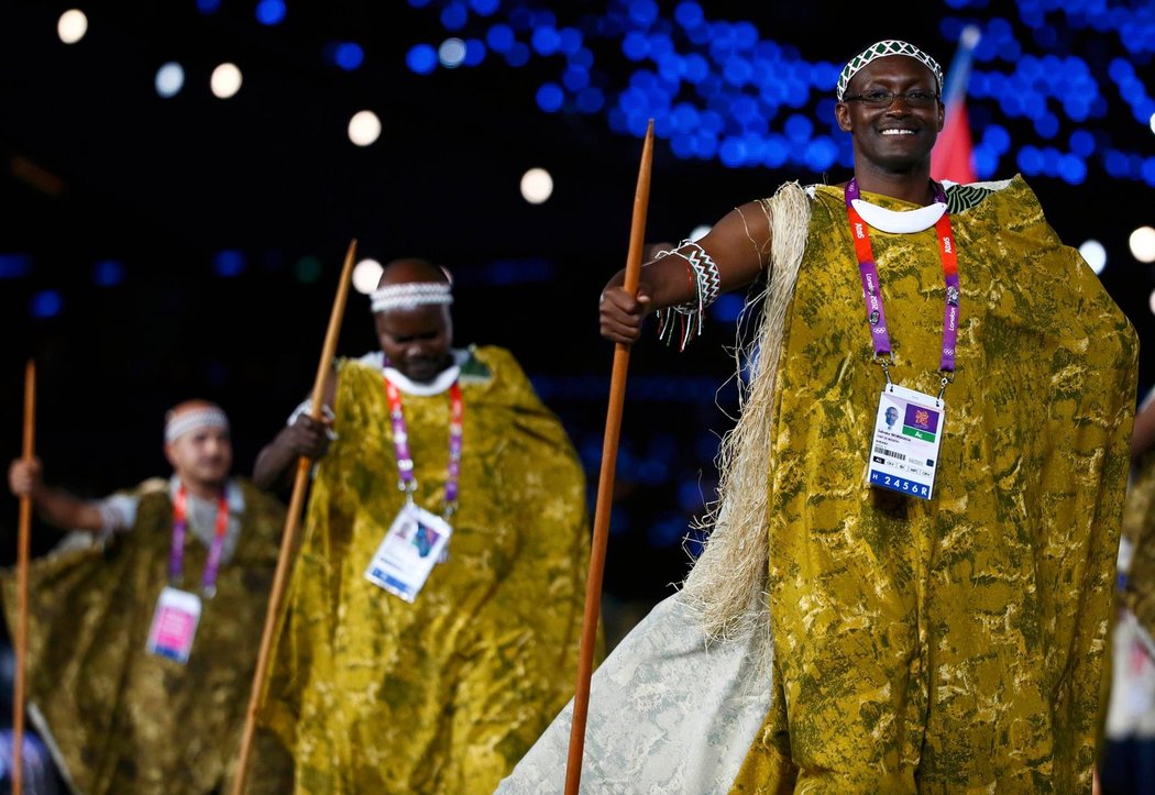 Na Olympijský stadion nastupují sportovci z Burundi