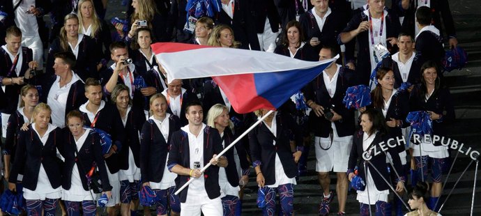 Badmintonista Petr Koukal přivádí českou výpravu na Olympijský stadion v Londýně při zahájení olympiády