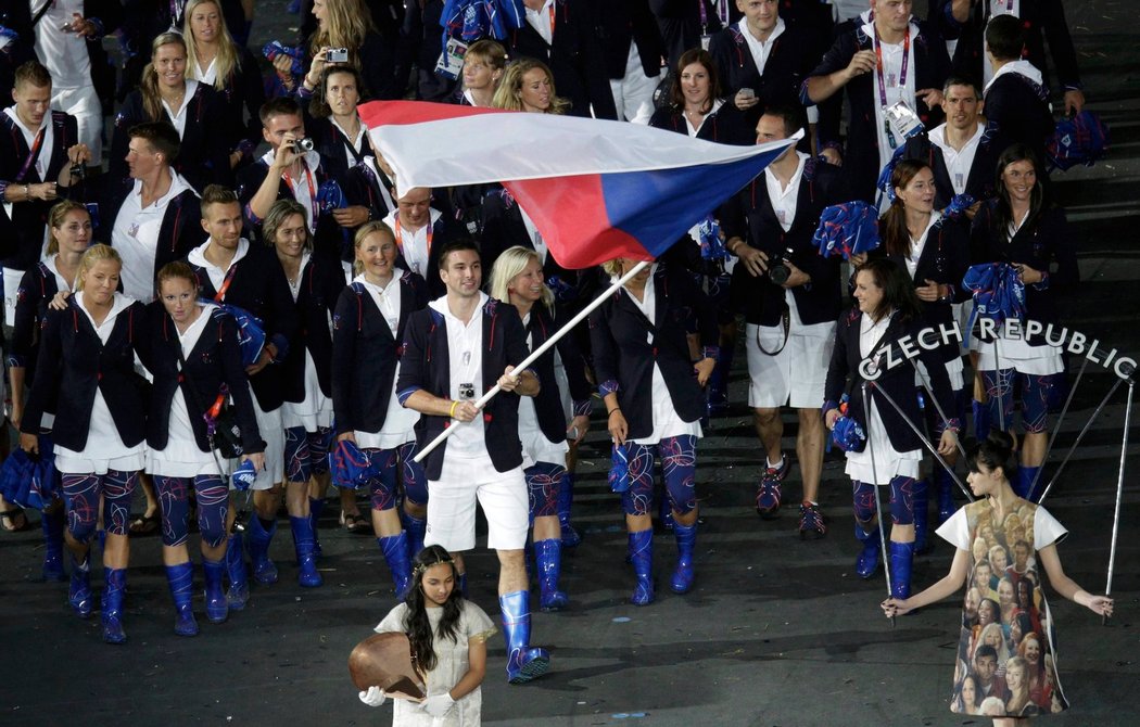 Badmintonista Petr Koukal přivádí českou výpravu na Olympijský stadion v Londýně při zahájení olympiády