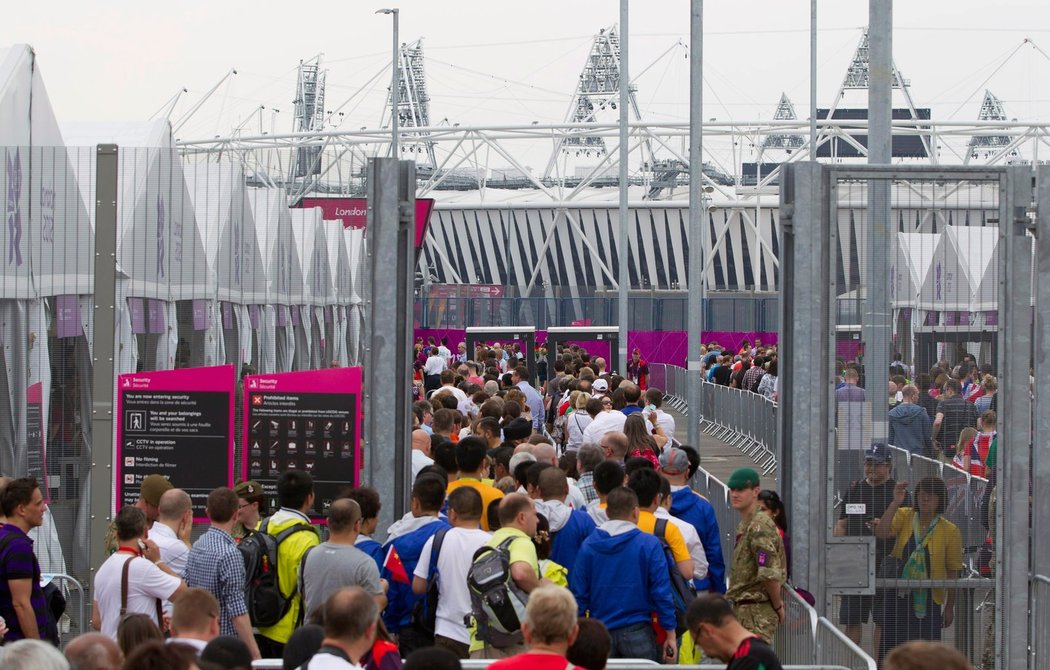 Tisíce diváků míří na Olympijský stadion na slavnostní zahájení