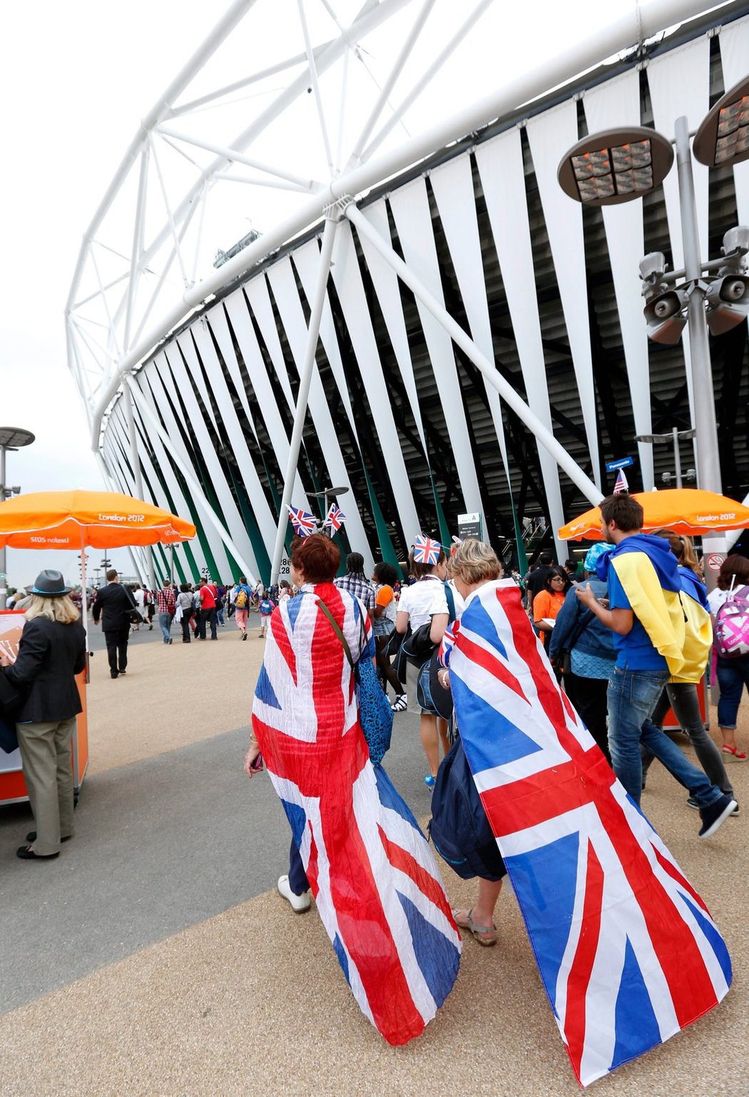 Diváci s britskými vlajkami míří na slavnostní zahájení olympiády