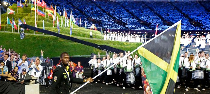 Usain Bolt vstupuje na londýnský Olympijský stadion jako vlajkonoš jamajské výpravy