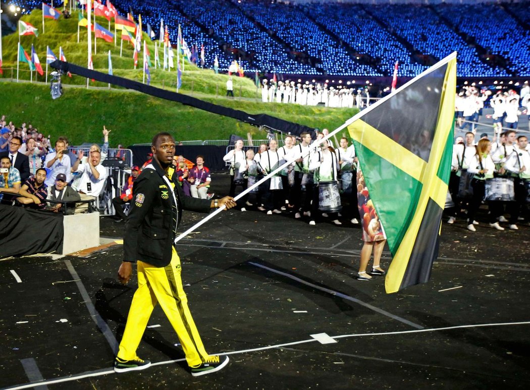 Usain Bolt vstupuje na londýnský Olympijský stadion jako vlajkonoš jamajské výpravy