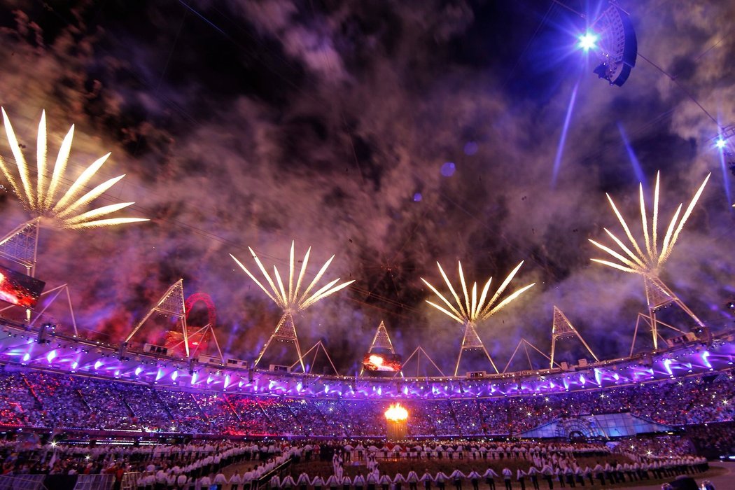 Olympijský oheň hoří a nad stadionem vypuká velkolepý ohňostroj - londýnská olympiáda právě začala
