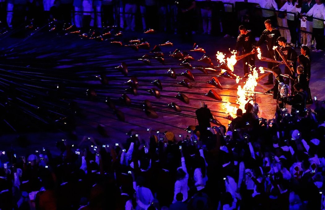 Nikoliv nějaká britská sportovní legenda, olympijský oheň zapálilo společně sedm mladých nadějí