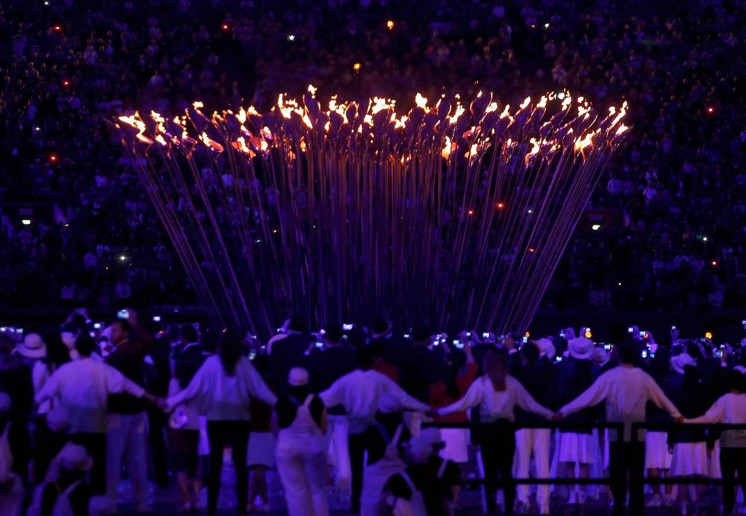 Jednotlivé součásti olympijského ohně se slévají do jedné obří pochodně