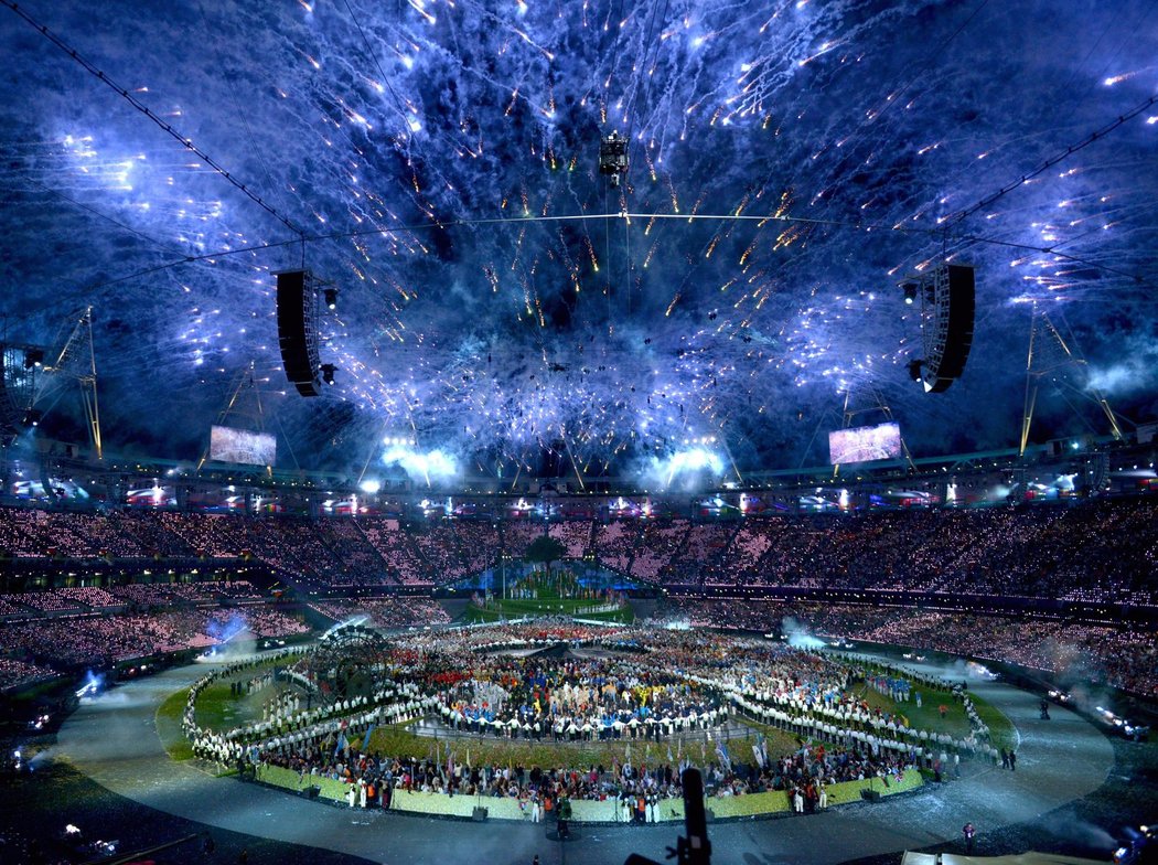 Fantastický pohled na londýnský Olympijský stadion při zahajovacím ceremoniálu