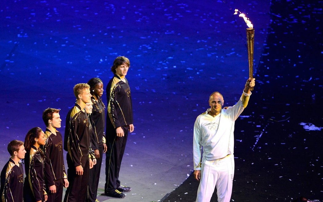 Legendární Steve Redgrave předává olympijskou pochodeň sedmi britským nadějím, které si vybraly největší osobnosti britského sportu