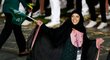 Sarah Attarová ze Saudské Arábie při nástupu sportovců na slavnostním zahájení olympiády