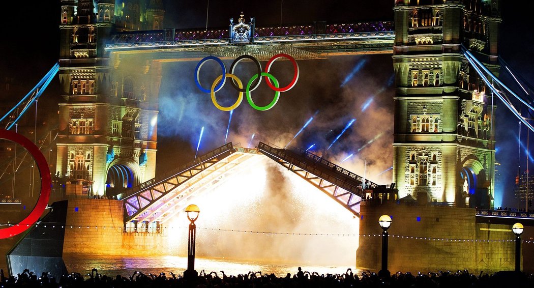 Legendární londýnský Tower Bridge se stal součástí zahajovací show