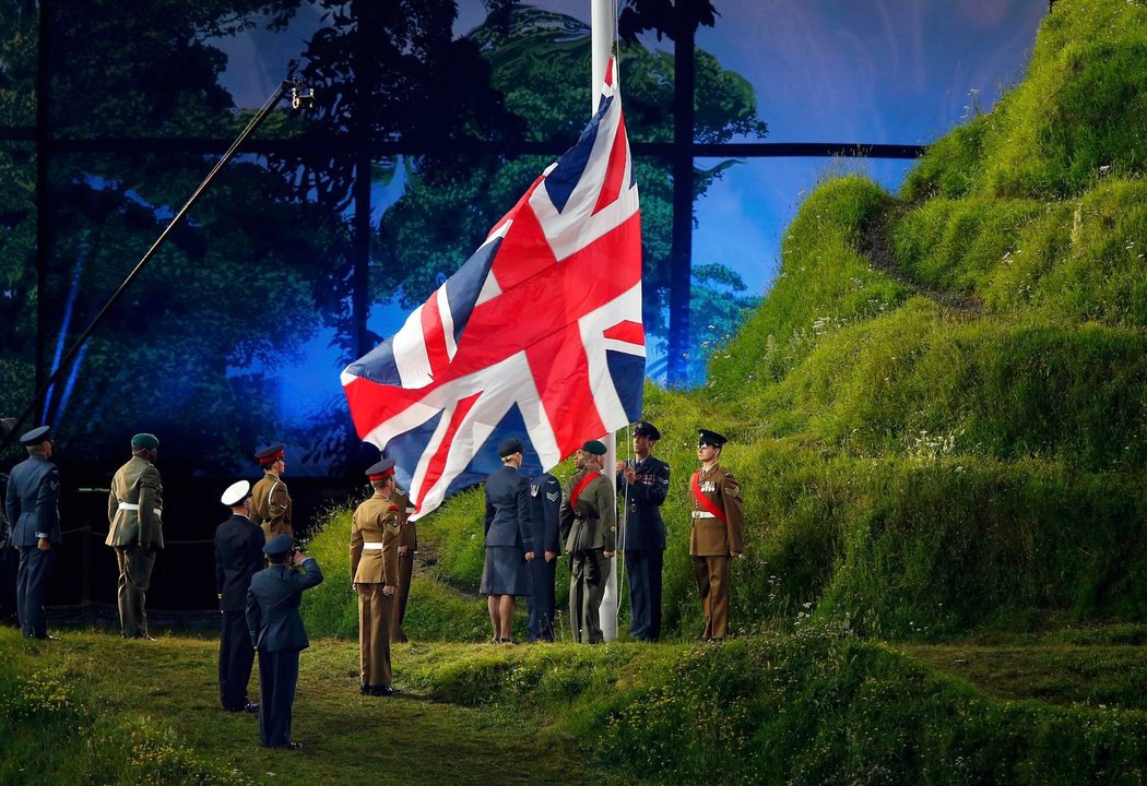 Slavnostní vyvěšení britské vlajky při zahajovacím ceremoniálu OH v Londýně