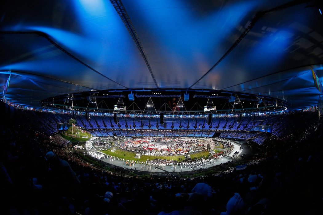 Pohled na Olympijský stadion v Londýně, který se zaplňuje výpravami sportovců z celého světa