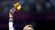 Česká oštěpařka Barbora Špotáková mává divákům během medailového ceremoniálu na olympijském stadionu v Londýně