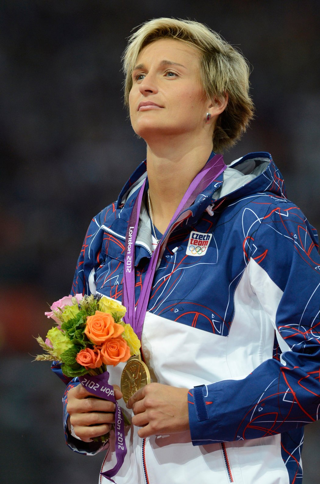 Barbora Špotáková během medailového ceremoniálu na olympiádě v Londýně, kde vybojovala zlatou medaili