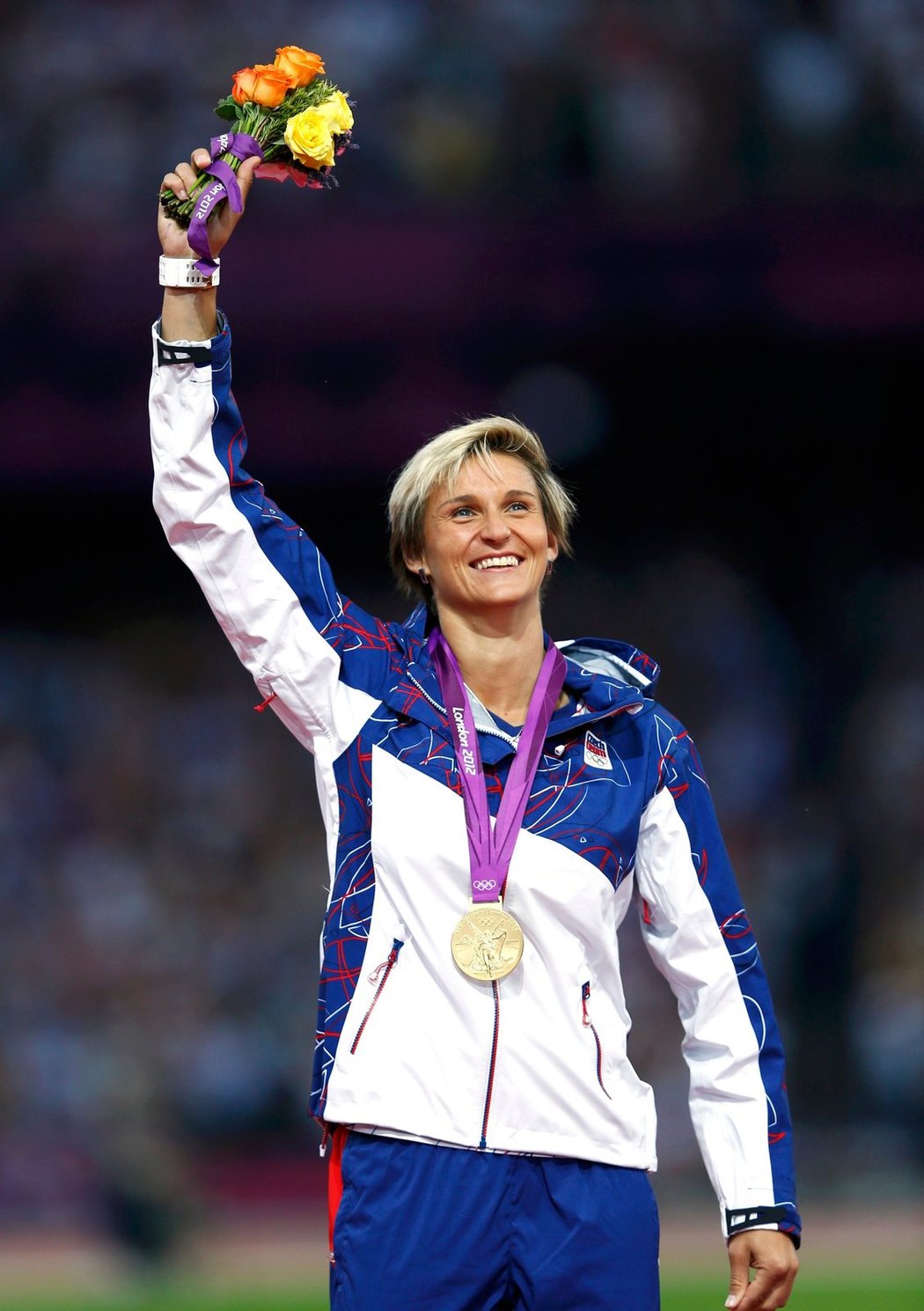 Česká oštěpařka Barbora Špotáková mává divákům během medailového ceremoniálu na olympijském stadionu v Londýně