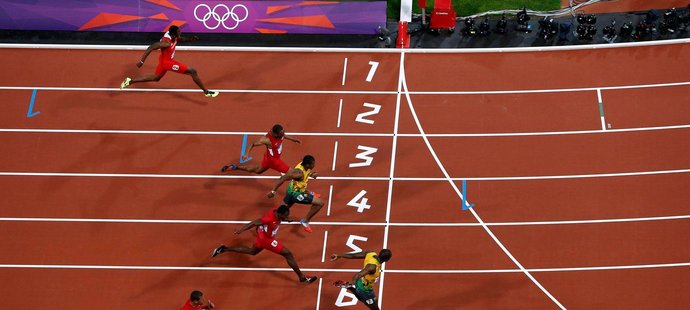 Bolt je již v cíli a soupeři mu hledí na záda. Jamajčan opět dokázal, že je nejrychlejším mužem světa
