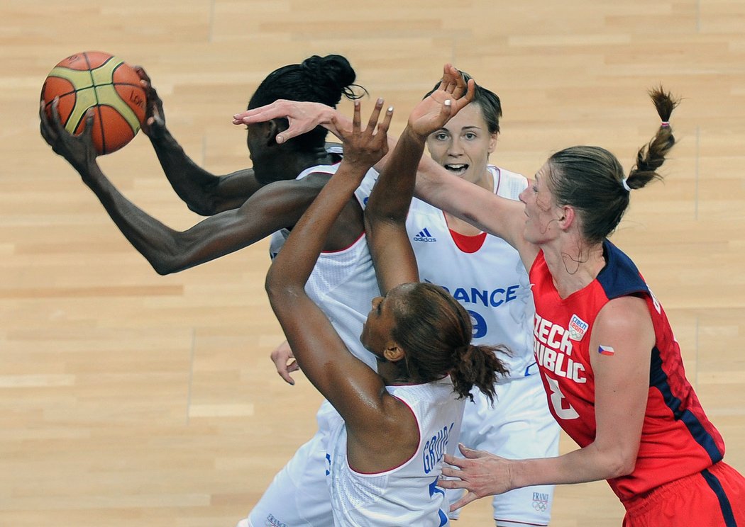 Ilona Burgrová se snaží sebrat míč francouzské basketbalistce během čtvrtfinále olympijského turnaje v Londýně