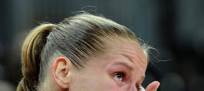 Kateřina Elhotová nemohla pochopit, jak české basketbalistky ztratily slibně rozjetý čtvrtfinálový olympijský duel s Francií 