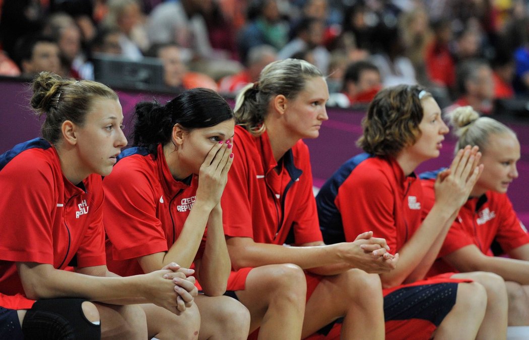 Zklamané české basketbalistky po čtvrtfinálovém vyřazení od Francie