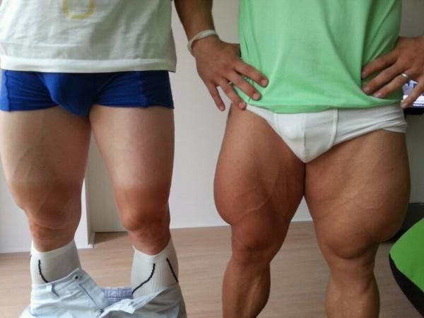 Němečtí cyklisté Andre Greipel (vlevo) a Robert Forstermann se na Twitteru pochlubili obřími svaly